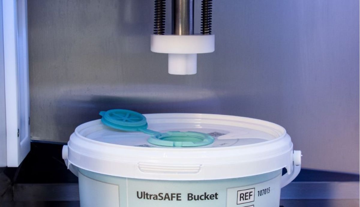 Preventing Formalin Fume Exposure During Specimen Transfer cover