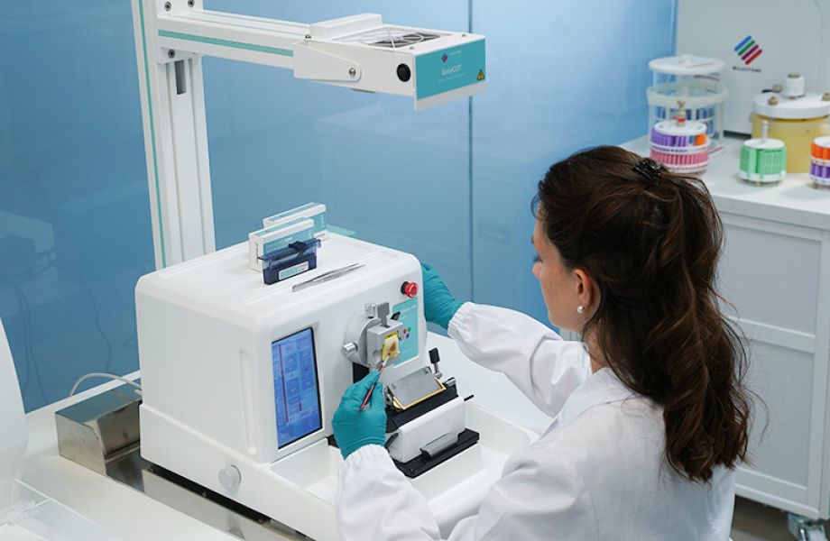 EasyCUT fits any microtome